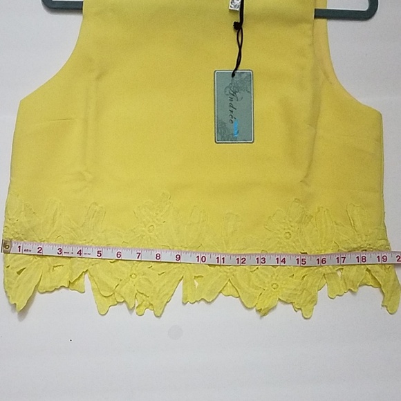 Andree by Unit Yellow Lazer Cut Floral Top Size L NWT - Picture 6 of 8